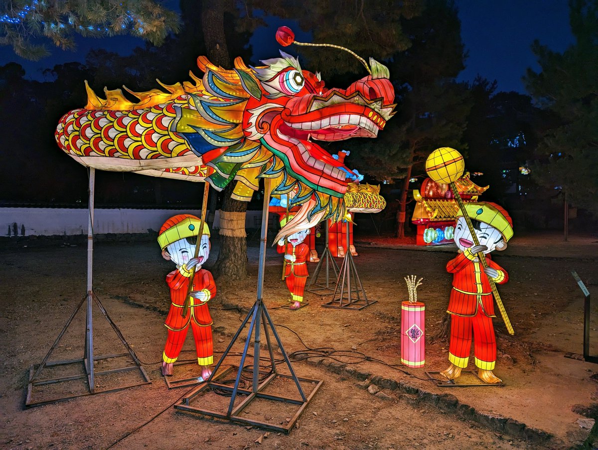 camelliakyoto's tweet photo. 🎇🏮CHINESE LANTERN FESTIVAL🏮🎆

Kyōto has many light-up events during the autumn, but Manpuku-ji's is something to behold.
As one might expect from one of the country's few Chinese-style temples, the colourful lanterns are heavily influenced by festivals on the mainland.
#Kyoto https://t.co/SuEcGVZmCV