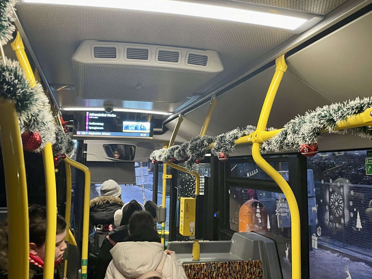 Nächster Halt: Nordpol ❄️ Rudi, der rotnasige Busfahrer, steuert uns sicher durch den Berliner Stadtverkehr 🚌🎄🎅🏼 

#Weihnachtsedition
<a href="/BVG_Kampagne/">Weil wir dich lieben</a> <a href="/BVG_Bus/">BVG Bus</a>