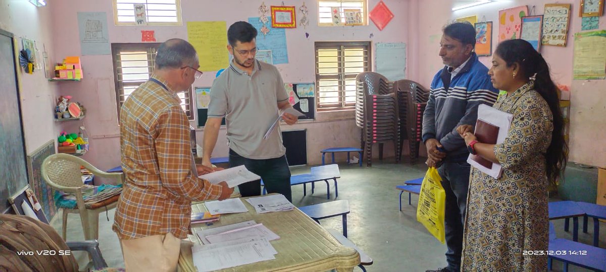 મતદારયાદી ખાસ સંક્ષપ્ત સુઘારણા કાર્યક્રમ-૨૦૨૪ અંતર્ગત તા.૦૩/૧૨/૨૦૨૩ ના રોજ મતદાર નોંઘણી અઘિકારીશ્રી ૦૩-ભુજ વિઘાનસભા મતદાર વિભાગ   દ્રારા   વિવિઘ મતદાન મથકોની વિઝીટ લેવામાં આવી