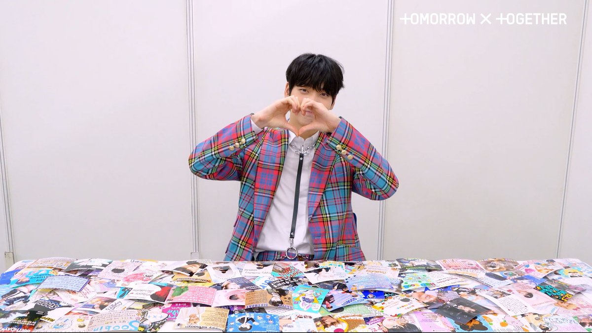 TXT_bighit_jp's tweet photo. [#FROM_TXT]
本日誕生日を迎えたSOOBINへ、MOAの皆さんからのBIRTHDAY MESSAGE CARDをお届けしました🎁

https://t.co/zMUIQ3ZuxN

#TOMORROW_X_TOGETHER
#MOAZONE https://t.co/squejxpNj0