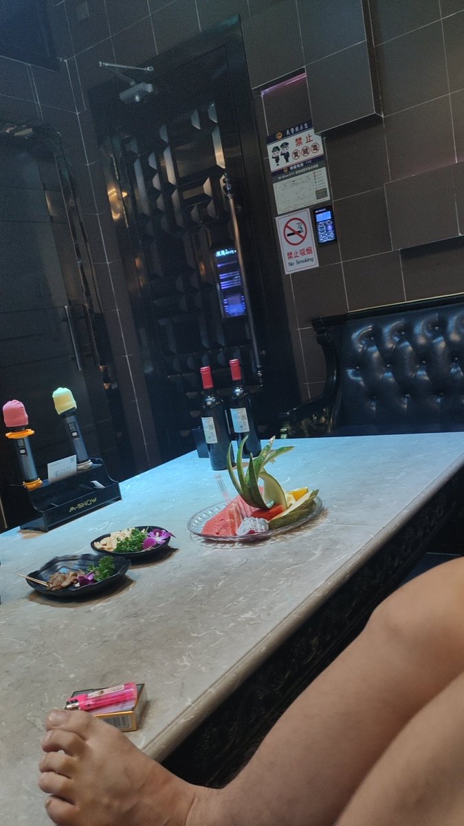 无聊中。。每月只有八天，其间还有两天来大姨妈。。人生苦短。