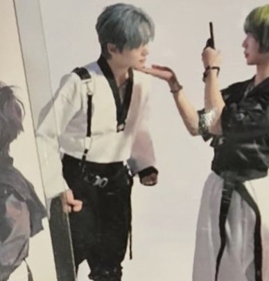 can you believe that while he was waiting for yeosang to take the picture, he was in this position with his cute little fists PLEASE 😭😭😭