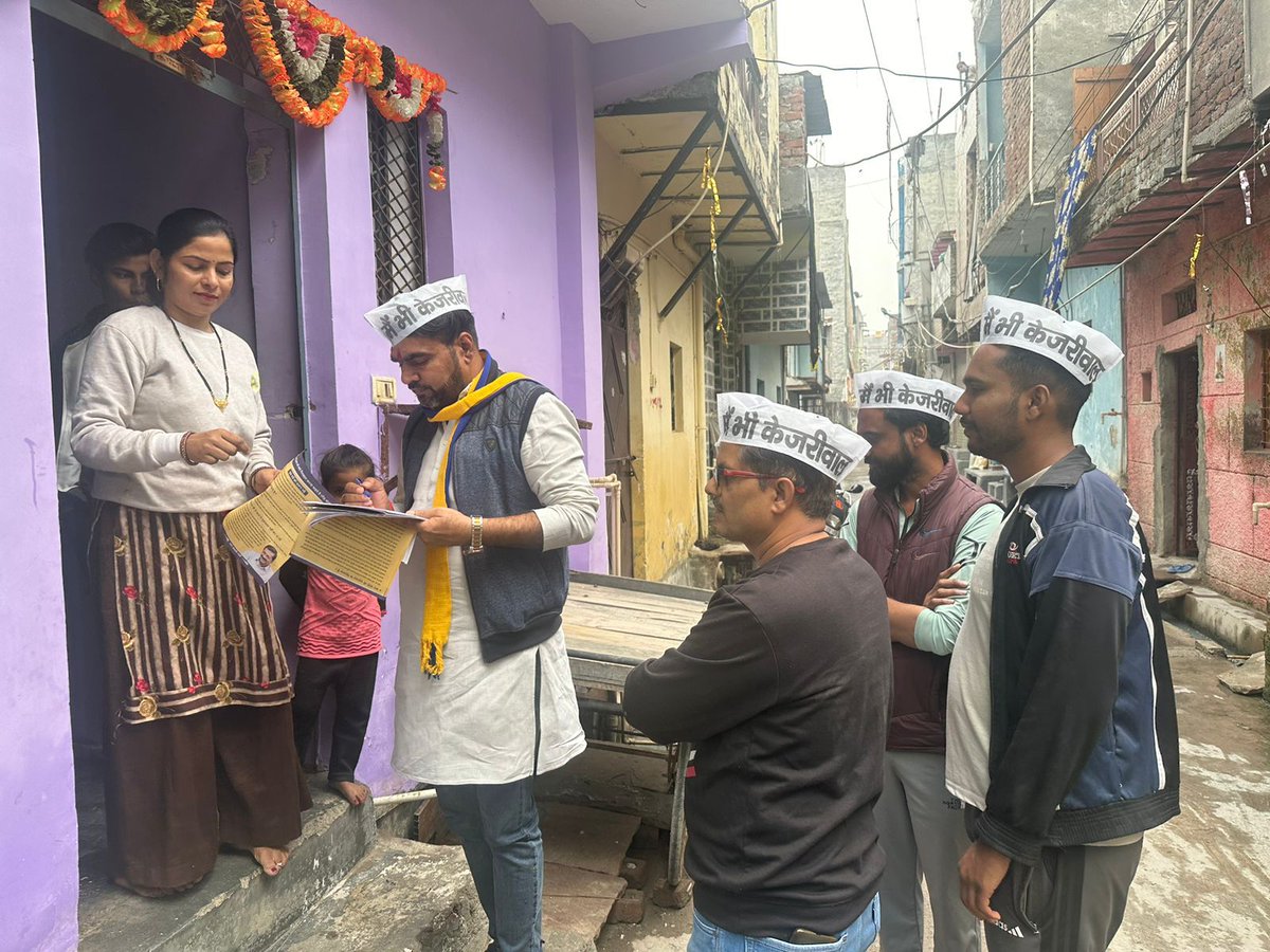 ShrichandVohra_'s tweet photo. मैं भी केजरीवाल अभियान जैतपुर 

लोगों ने कहा - ये गिरफ्तार करना तो Politics है, उन्हें सरकार चलानी नहीं छोड़नी चाहिए। अगर उनको गिरफ्तार किया तो Kejriwal जी Jail से ही सरकार चलाएंगे। @AamAadmiParty
@AtishiAAP @ipathak25

#MaiBhiKejriwal https://t.co/cHXMko5g4w