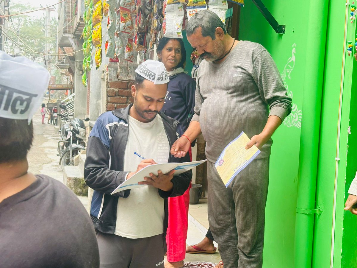 ShrichandVohra_'s tweet photo. मैं भी केजरीवाल अभियान जैतपुर 

लोगों ने कहा - ये गिरफ्तार करना तो Politics है, उन्हें सरकार चलानी नहीं छोड़नी चाहिए। अगर उनको गिरफ्तार किया तो Kejriwal जी Jail से ही सरकार चलाएंगे। @AamAadmiParty
@AtishiAAP @ipathak25

#MaiBhiKejriwal https://t.co/cHXMko5g4w