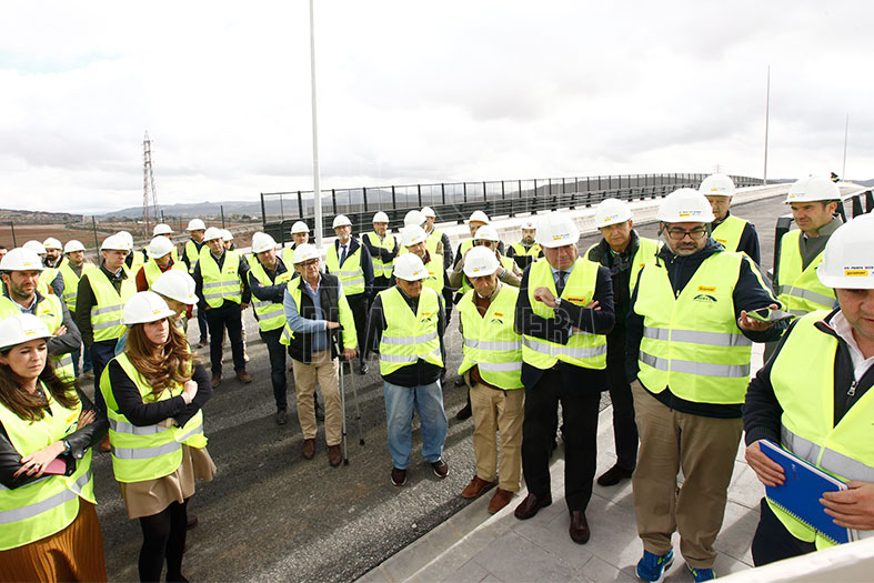 ElSoldAntequera's tweet photo. 🟢 📰 #Antequera #PuertoSeco #Empleo 🚛
👉 La primera fase del Puerto Seco de Antequera apunta a su finalización a final de este 2023. Guamar y Rofez cumplen lo previsto y entregarán a final de año la obra.
#periodismoSOL 
⤵️ Todo el artículo: https://t.co/2FmHhbHgWF https://t.co/gb0xvJk1Ty