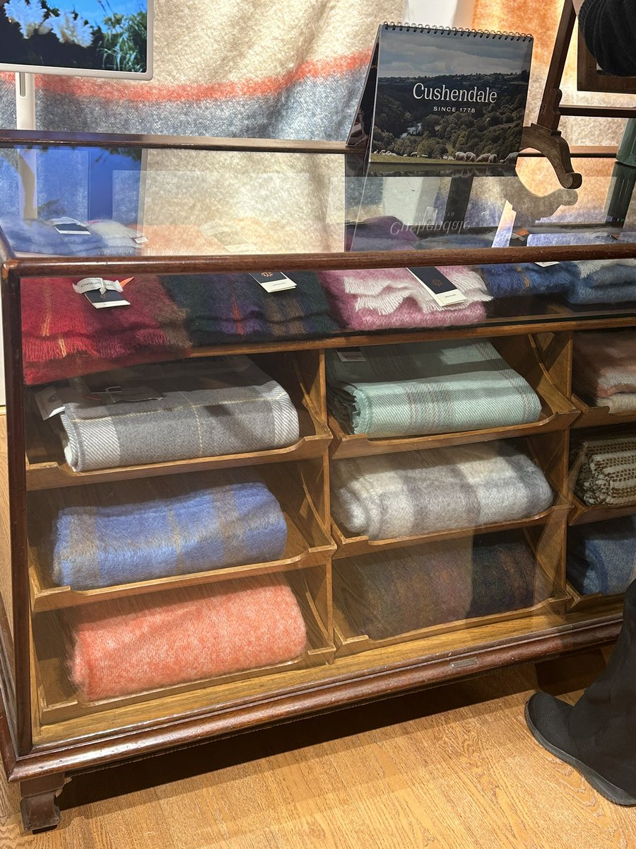 ieambseoul's tweet photo. A very festive vibe today at the @cushendale pop-up in the Hyundai Apgujeong store today. The story of this 6-generation business as told by Miriam Cushen is truly astounding. Here’s to a bright future for #Irishwool in Korea’s chilly winters #Irishtalent https://t.co/YOmS18UqoJ