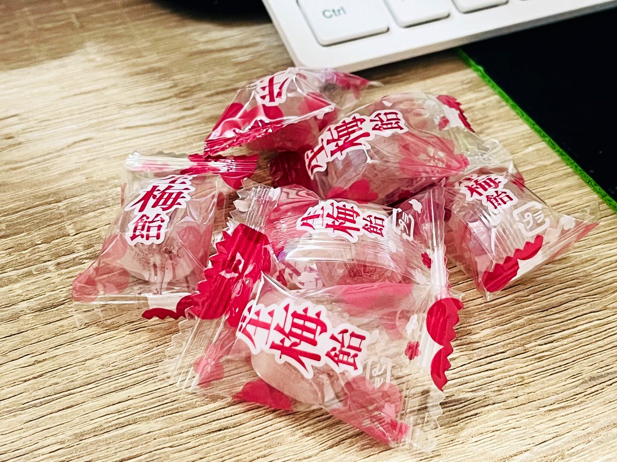 Rettymen's tweet image. 飴は噛むなと育てられたけど生梅飴だけは口に入れて2秒で噛んじゃう