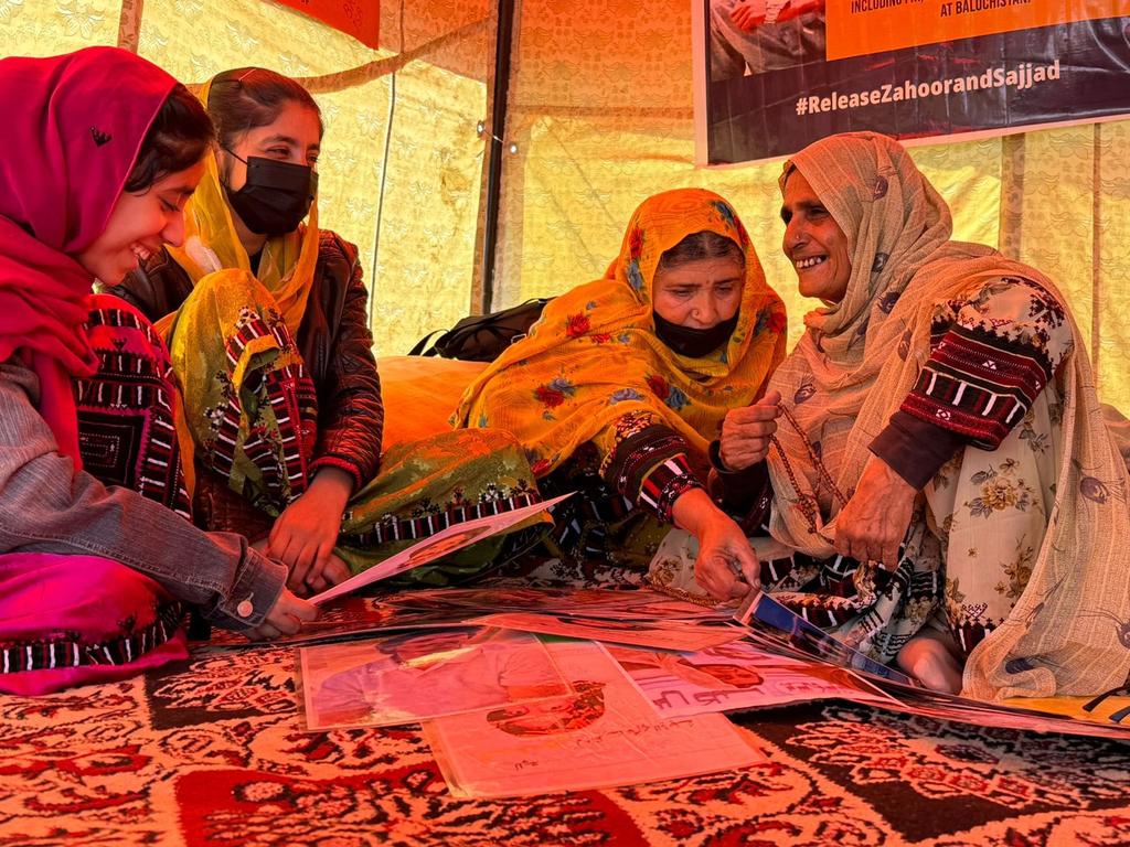 مسکراہٹ کے پیچھے اتنا درد بھری کہانی ہے جسے بیان نہیں کیا جاسکتا۔

#ReleaseAsifAndRasheed 
#SaveRashidHussain 
#EndEnforcedDisappearances