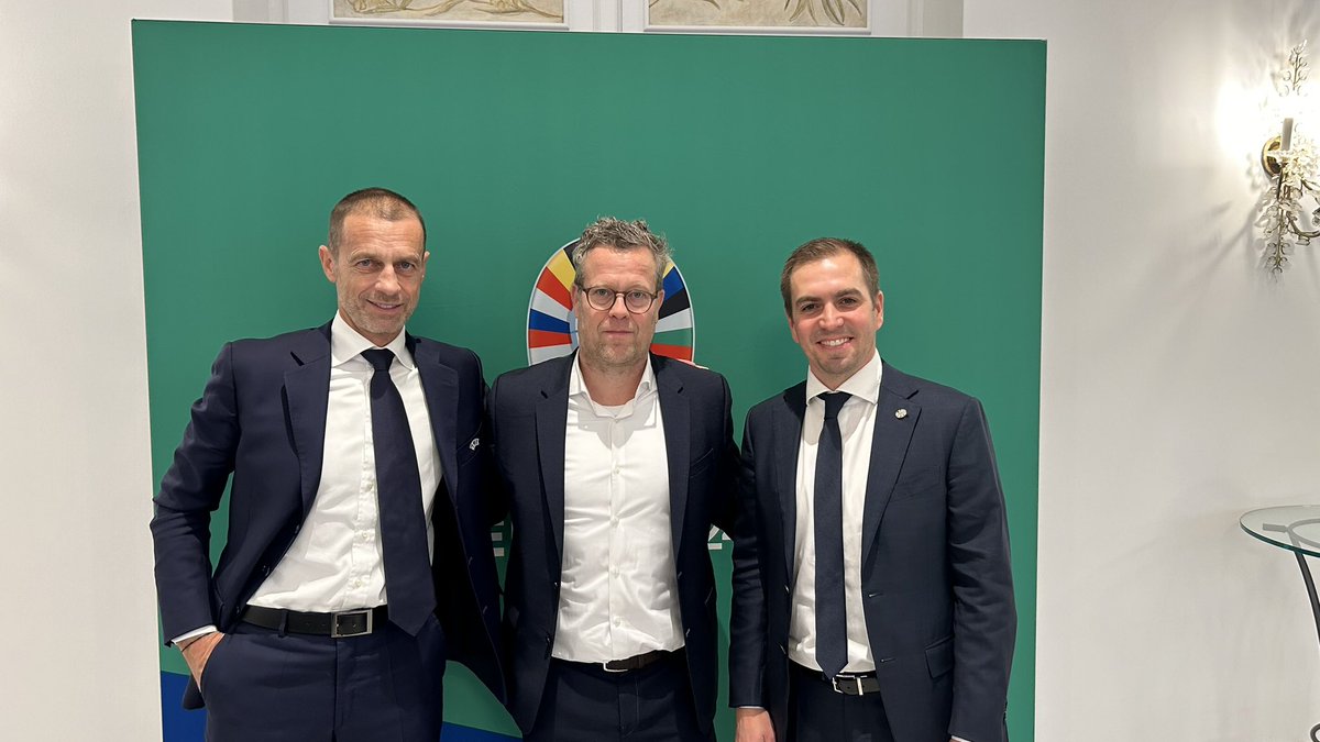 Ozzywessi's tweet photo. Der Euro-Gipfel zur EM-Auslosung: Was Aleksander #Ceferin und Philipp #Lahm @EURO2024 erwarten, welche Probleme es gibt, was sie über die #fifa denken - heute in allen Print-Ausgaben und @RND_de (+) @UEFA @DFB #EM2024 #doppelinterview @Sportbuzzer https://t.co/HFak9QhLae