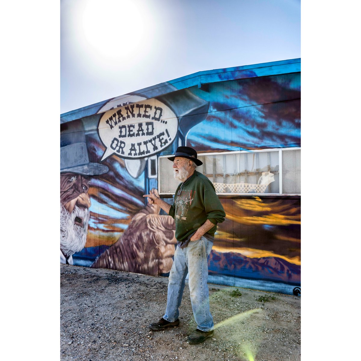 danstiel's tweet photo. Godspeed, Ernie... It really was serendipitous when a neighbor saw me photographing @honor719's Bonnie and Clyde "Wanted Dead or Alive" mural in #BombayBeach and called Ernie to come over to be included in a shot.  Ernie passed today. #saltonsea #muralart #bombaybeachbiennale https://t.co/2EzfOkinEm