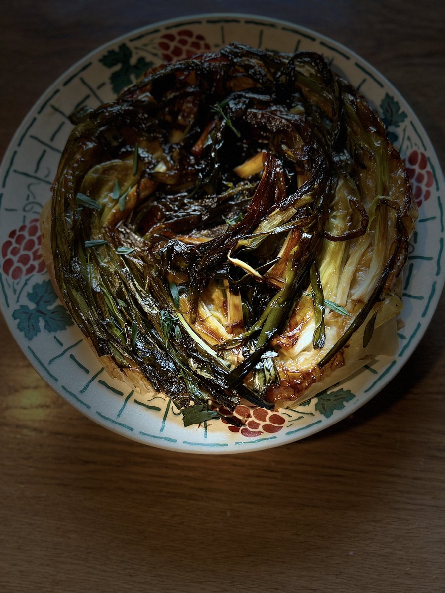 Cookingout's tweet photo. Une recette pour faire aimer les poireaux une tatin à la pâte filo un régal 
#tartetatindepoireaux #legumedesaison #poireau #tatin https://t.co/zPjoLENtSJ