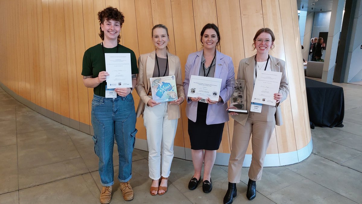 🏆 Very grateful to take home the prize for Best Student Talk at #CAVEPS2023 for my research on ancient thylacine genomes from my PhD thesis, along with some other incredible @UofAPalaeos students! @CAVEPS_Palaeo @ACAD_Research_ @UofA_SET #WomenInSTEM