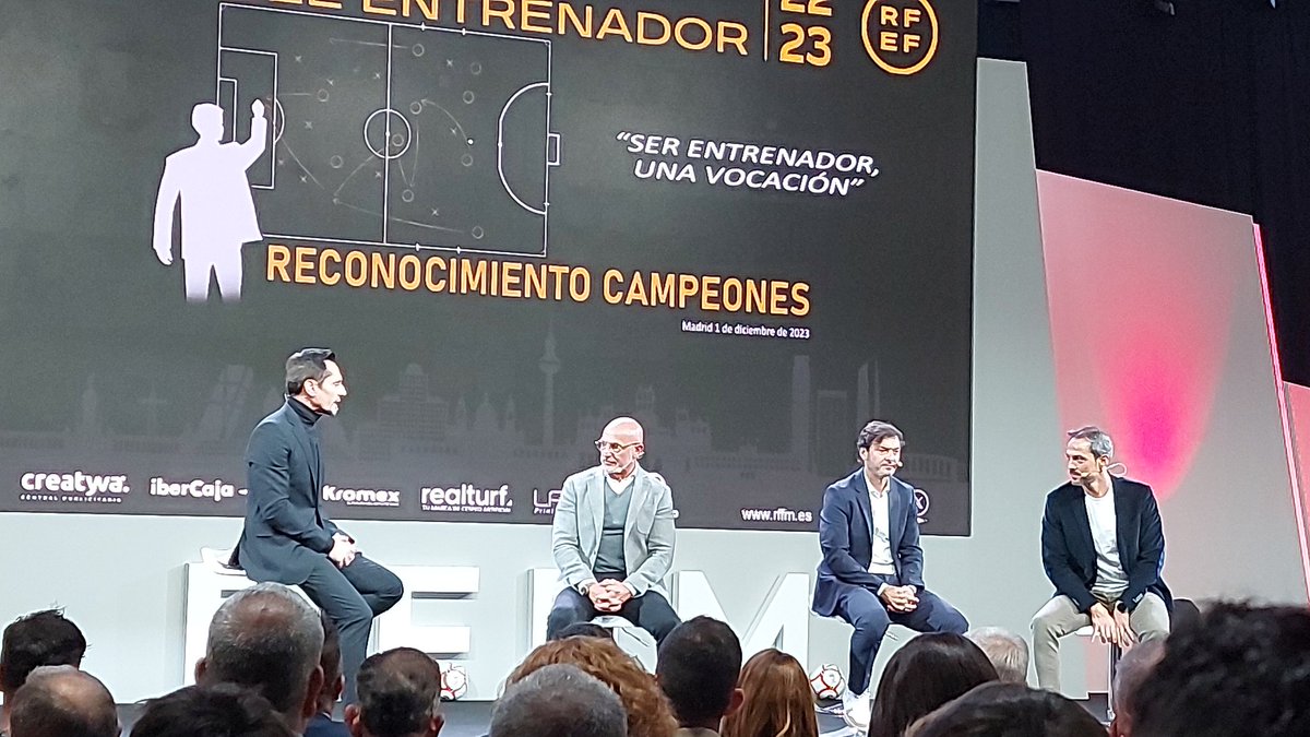 Muy contento por este reconocimiento. Excelente gala <a href="/RFFM_oficial/">RFFM</a>. Gracias <a href="/Sandro_al_3/">Sandro Arias Leon</a> por tu trabajo incansable y al equipo de <a href="/AtleticoAluche/">CD Atlético Aluche</a>.