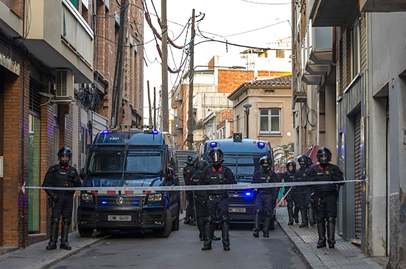 InfoGramenet's tweet photo. Aquest dijous, els mossos d’esquadra han desallotjat la Kasa-Estudi Nou, després de 10 hores de resistència de les persones que l’okupaven. Ha estat una acció violenta, amb gent ferida i una presència policial que no es veia des de feia molt de temps.
https://t.co/EeAu4htByx https://t.co/rb1oKT7h5o