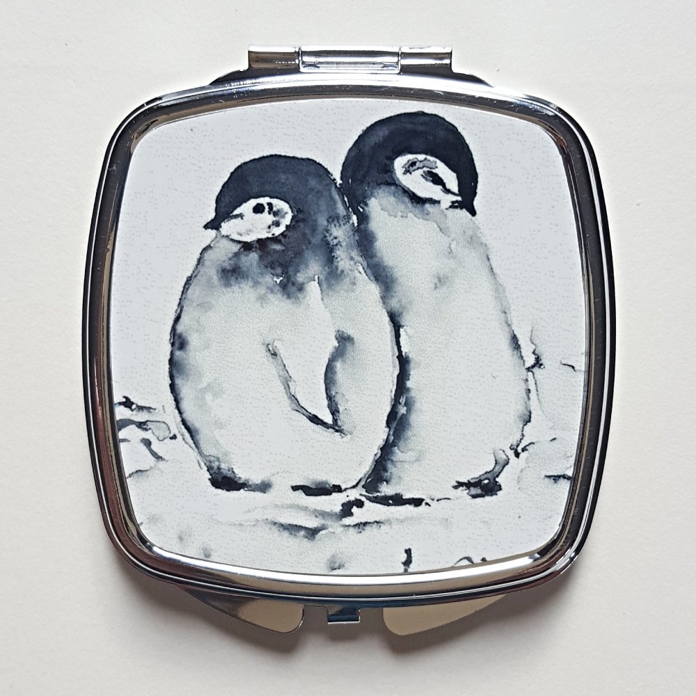 Cute and fun animal artwork features on these Mirror Compacts. For more great gift designs see: thebritishcrafthouse.co.uk/shop-category/… #EarlyBiz #art #mirror #giftideas #animal #MHHSBD