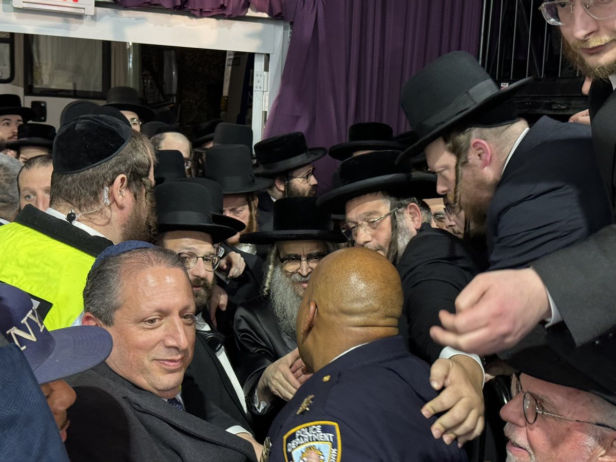 HQSatmar's tweet photo. The @NYPDChiefOfDept Jeffrey Maddrey being blessed by Satmar Grand Rebbe Aron for his collaboration in ensuring safety at the celebrations of the 79th #21Kislev #ChufAlefKislev annual central #SatmarEvent dinner at Waterfront Square, 500 Kent Avenue in  #Williamsburg #Brooklyn https://t.co/QP5EfLmPxM