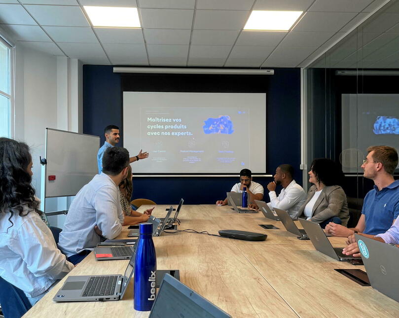 #Expérience_Client
--------------
Le Design Thinking : une approche de l’innovation centrée sur l’humain.

"Les phases d'idéation, de prototypage, de test et itérations... améliorent de manière factuelle l'expérience client"

By <a href="/beelix/">beelix</a> 
Via <a href="/LePoint/">Le Point</a> 

▷ t.ly/JMyQu