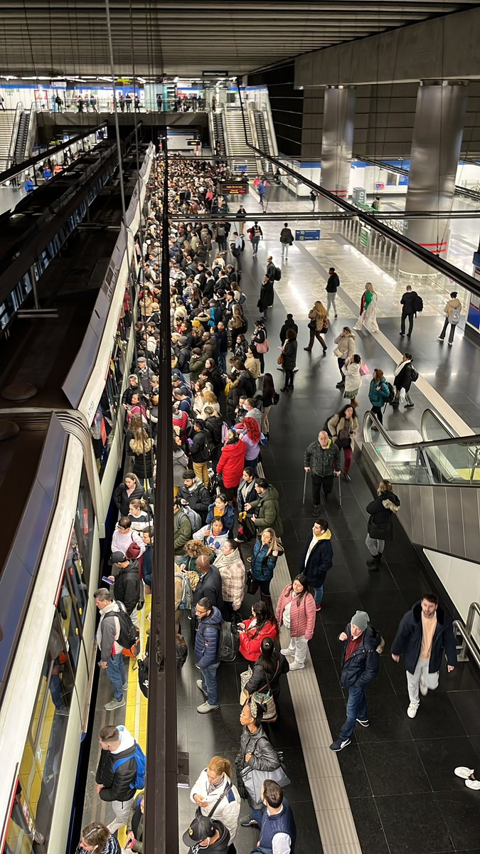 Jcfernandezlogo's tweet photo. Lo del tren de Navidad espero que no sea que pasa el 25 de Diciembre porque el andén se está petando!! @metro_madrid https://t.co/WtqVVftjBv