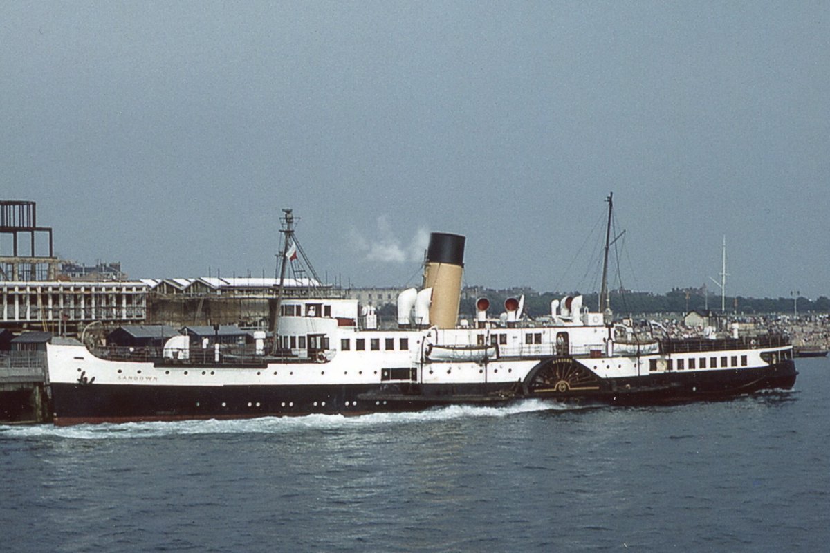 What were the Portsmouth paddle steamers Ryde and Sandown up to 60 years ago in 1964? To find out take a look at the Kingswear Castle December Pictures of the Month: kingswearcastle.org/potm/december-…