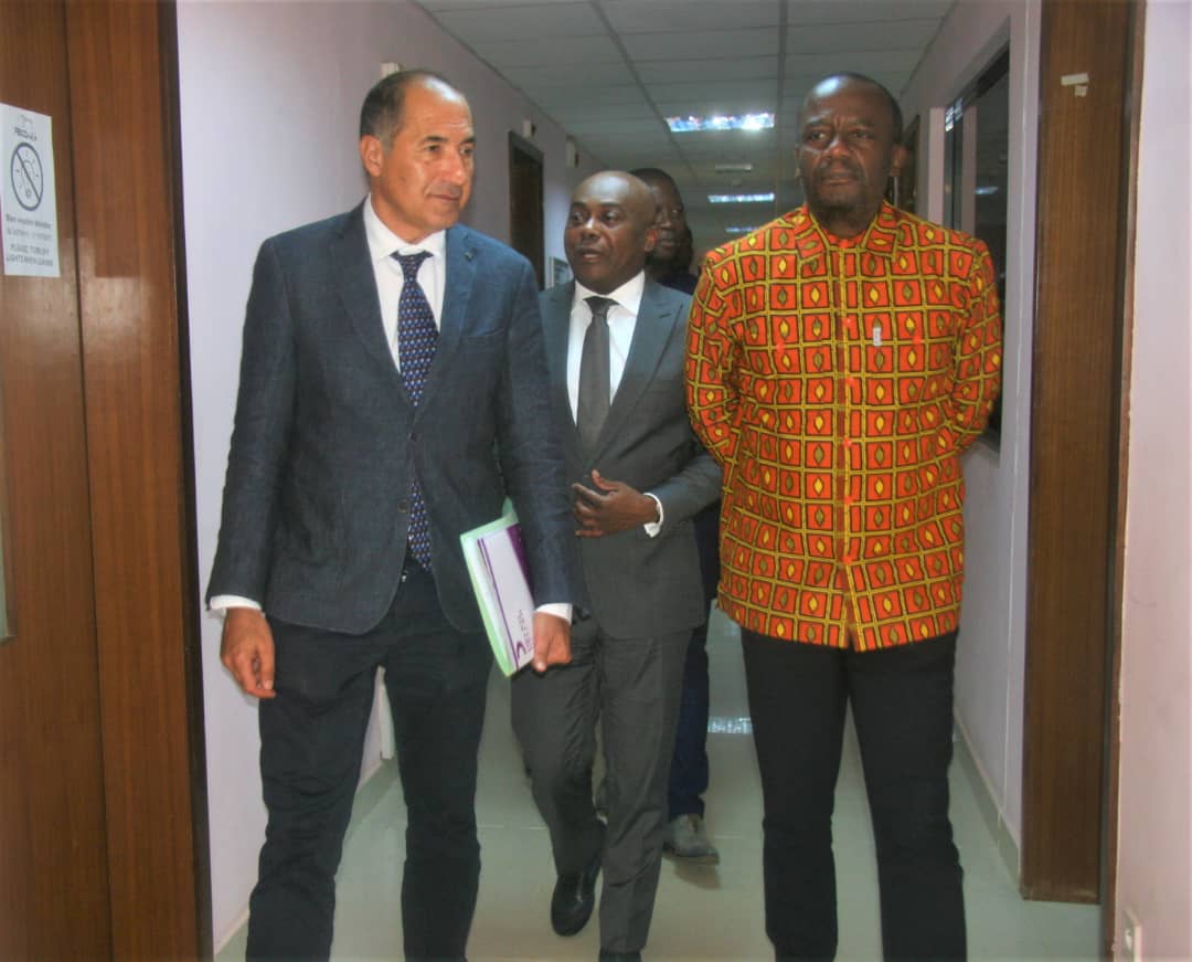 CamilleAkoaP's tweet photo. J'ai reçu en fin de semaine dernière, Monsieur VOLKAN Cakir, Directeur régional pour l’Afrique australe, Orientale et Centrale d’Helen Keller International, en mission officielle au Cameroun, accompagné de Monsieur Robert MBA, Directeur Pays de cette Institution. https://t.co/2hrG3uwSNG