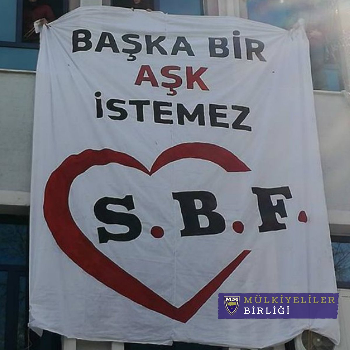 Mülkiye 164, Mülkiyeliler Birliği 77 Yaşında!

Başka bir aşk istemez aşkınla çarpar kalbimiz
Ey vatan gözyaşların dinsin, yetiştik çünkü biz…

Mülkiye Hey!