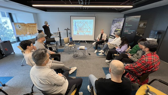 fmgroupxyz's tweet photo. 1.
On Nov 15 during @EFDevconnect , @codeboymadif convened with fellow builders at #CryptoKitchen23 to delve into the future of DePIN. An inspiring session of #DevConnect, charting the course for the next wave of decentralized innovation. #DePIN 🌐🚀 https://t.co/SOKRECM2cB