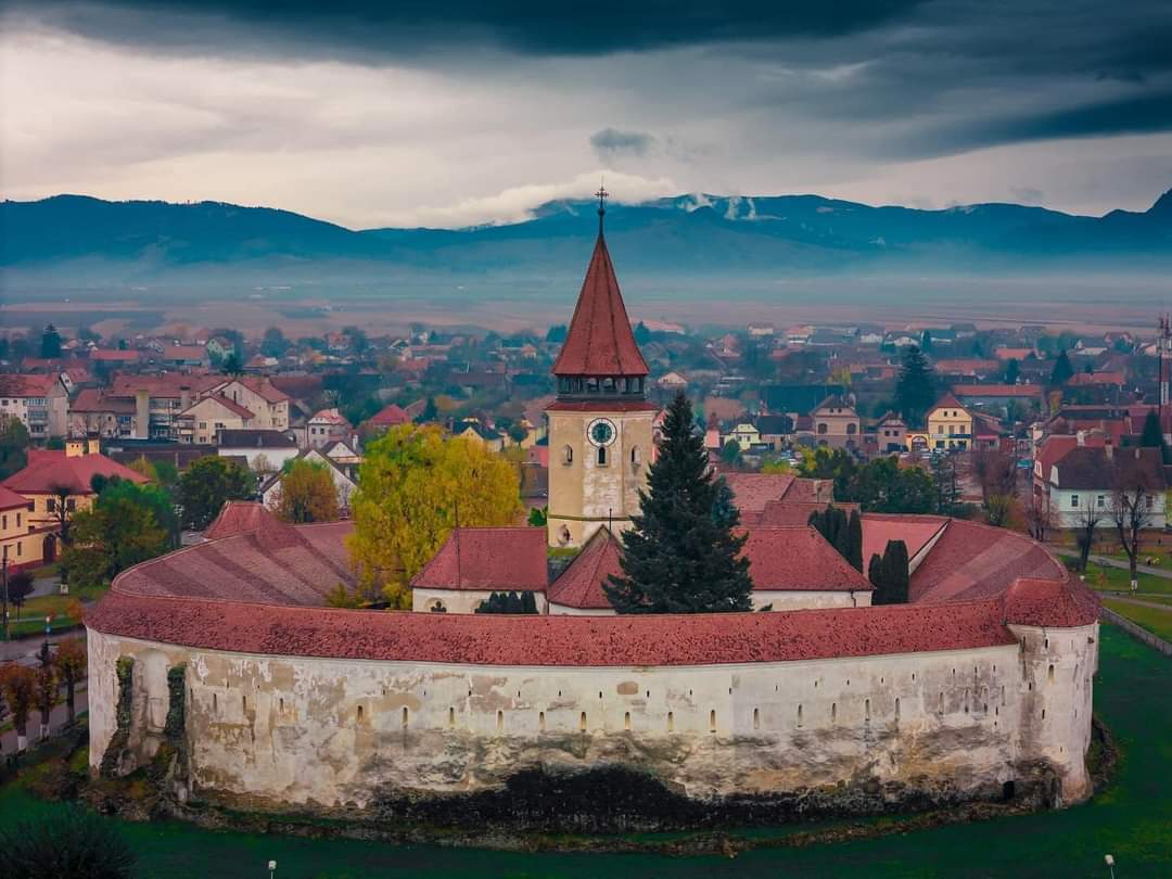 Travel_2Romania's tweet photo. Hello from Prejmer, Brașov, România 🇷🇴 #History #Prejmer #Brașov #România
📸 Bogdan Mustățea
#TraveltoRomânia https://t.co/brglIHdNuE