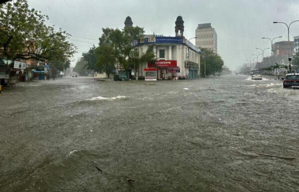 This is Mt Rd - pride of Chennai, an hour or so back. The skies are unrelenting. The latest weather report speaks of the climax of the cyclone happening a few hours from now. Chennai needs a lot of prayers. To think of the aftermath is terrifying. #ChennaiRains #CycloneMichuang