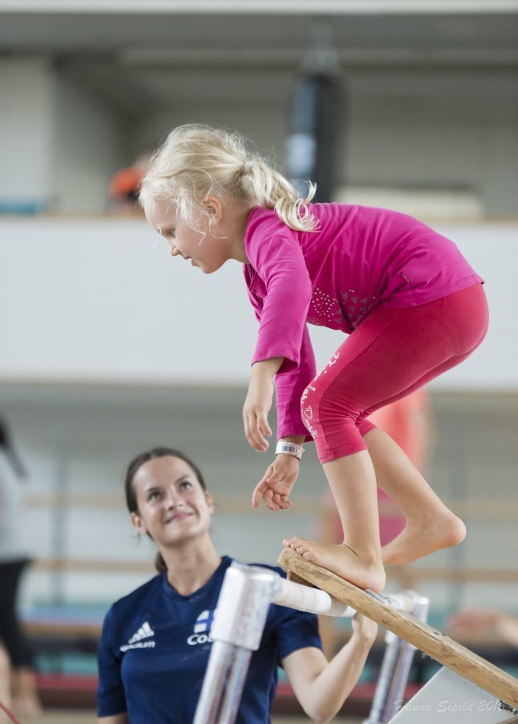 Ilmoittautuminen kevään 2024 harrastevoimisteluun on käynnissä. Tule mukaan reippaaseen ja mukavaan harrastukseen: hifkgymnastics.fi/harrasteryhmat/