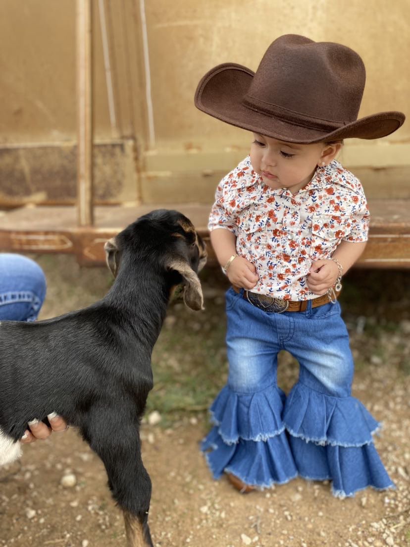 macyyyyy15's tweet photo. my little cowgirl😍😍 https://t.co/DRrQSvPgS7