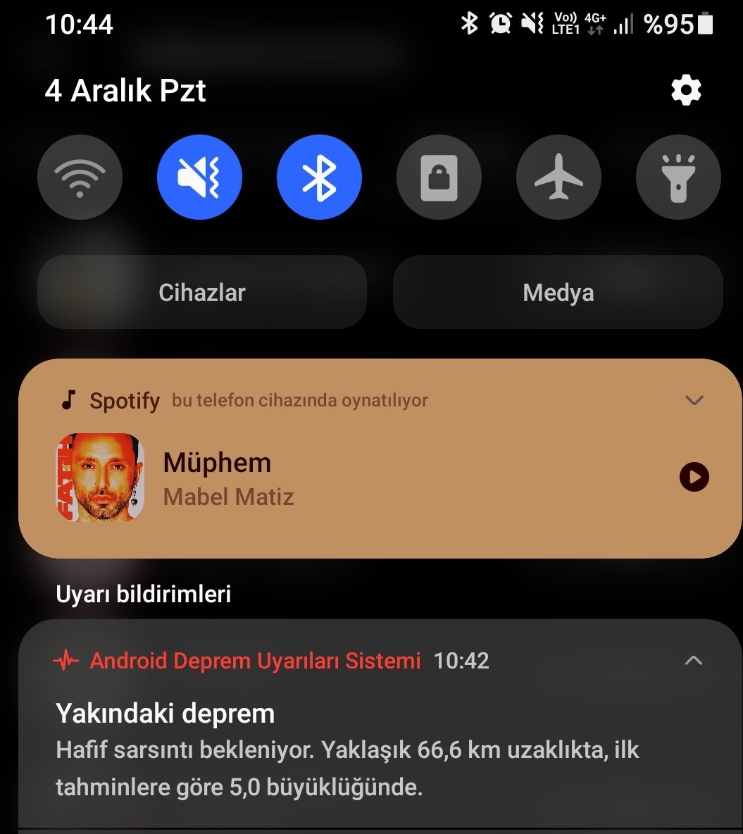 aareyhan7's tweet photo. Deprem mi ? 🥺
#deprem https://t.co/ilxPhSoxMi