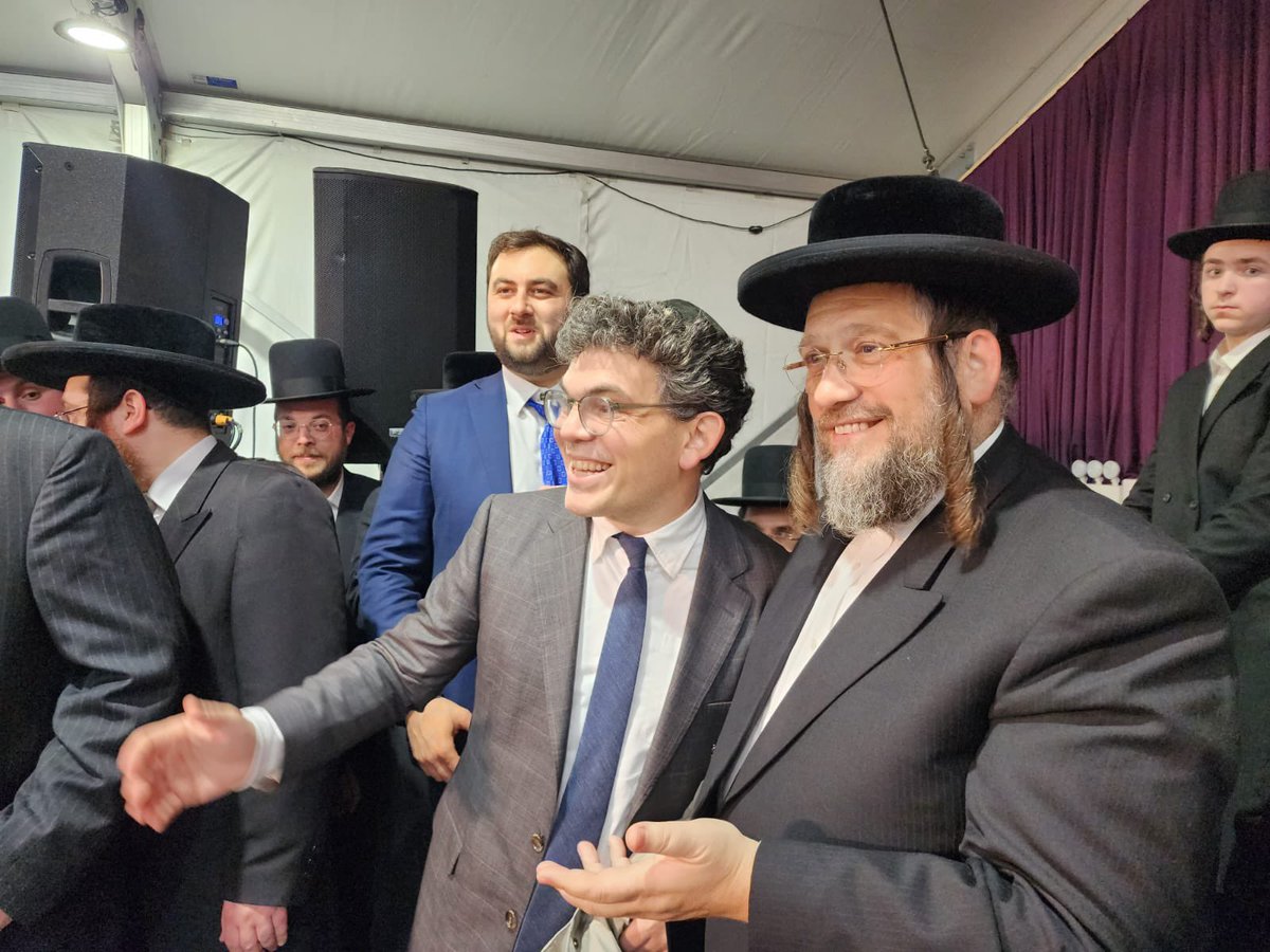 HQSatmar's tweet photo. Williamsburg’s own Councilman @LincolnRestler joined thousands of #Satmar members who celebrated the 79th #21Kislev #ChufAlefKislev rescue of Grand Rebbe Joel Teitelbaum OBM from the clutches of the #Nazis during #WW2 @ the #SatmarEvent 500 Kent Avenue in #Williamsburg #Brooklyn https://t.co/qdtuWklXg2
