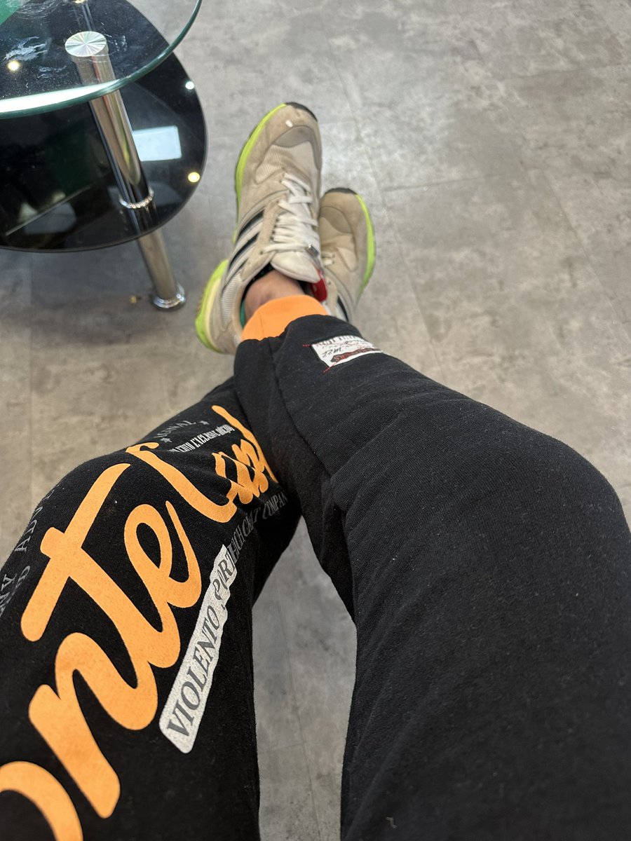 macguerilla's tweet photo. Moin -#teelt habt den Tag fein.
Ich sitze beim Barber ๐ und lasse Bart machen. Kommt gut durch den Tag und genieรt den Schnee. ๐ค๐ปโ๏ธ https://t.co/APwEhSk2h5