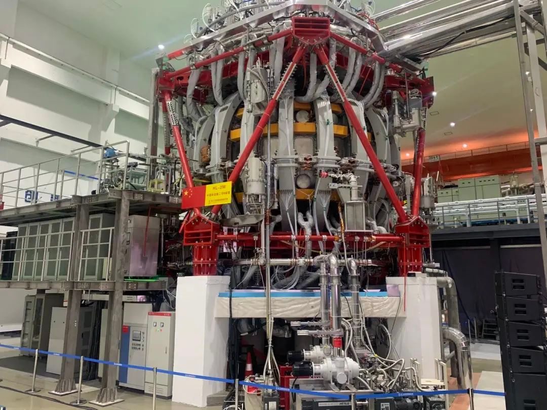 ChinaScience's tweet image. China&apos;s new-generation #ArtificialSun HL-2M Tokamak went into operation and achieved its first plasma discharge on Dec 4, 2020. The self-developed device is China&apos;s largest in scale and highest in parameters and can generate plasma hotter than 150 million ℃. #OnThisDay