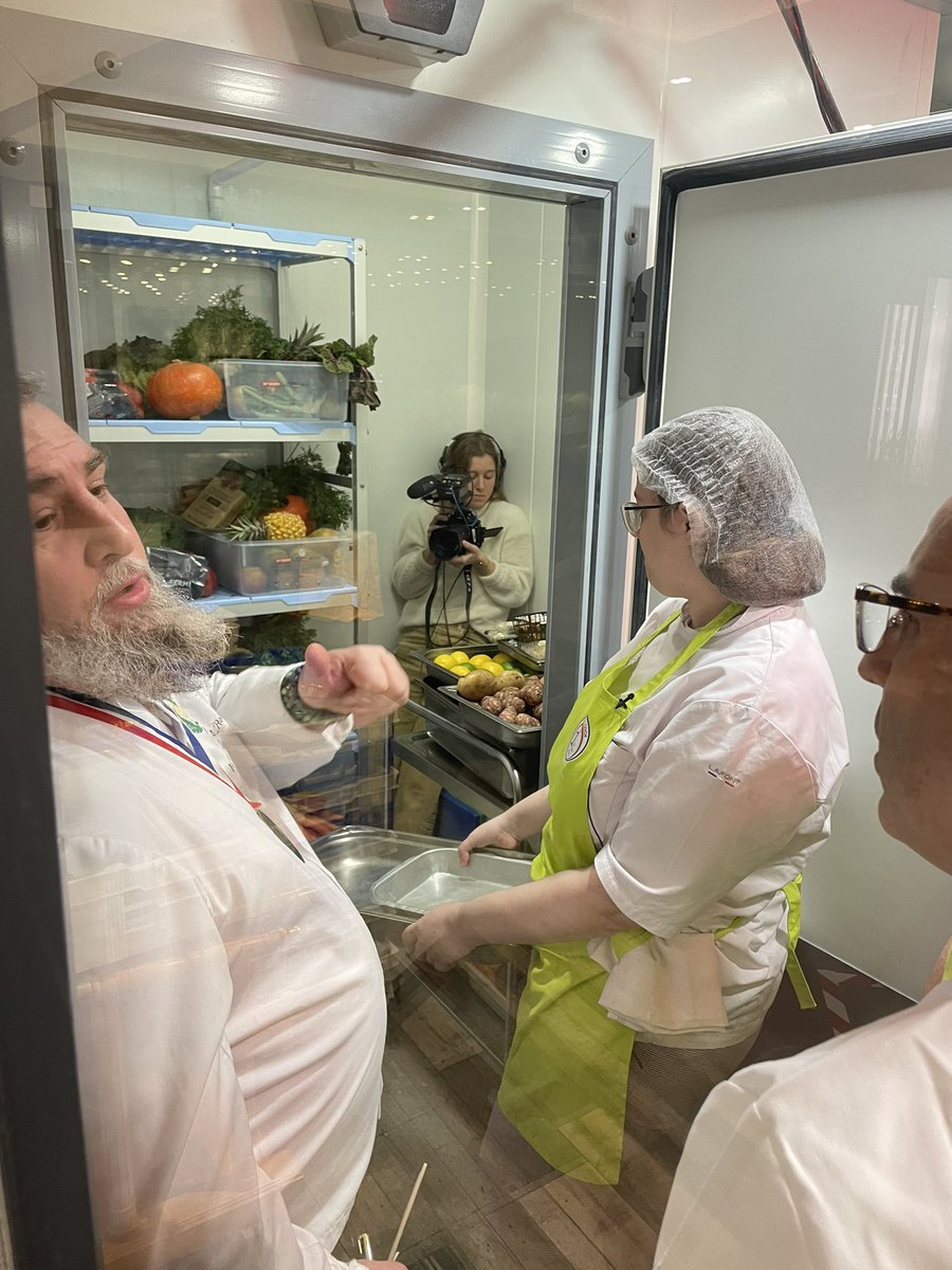 Cheopsconseil's tweet photo. Lancement du concours #caphandicook ! 4 équipes en finale avec 4 candidats Cap emploi Pôle emploi pour cuisiner , dresser , servir … sur le thème « repas de fête » . Suivez le concours sur le Facebook live de Cheops conseil . https://t.co/skIBRnPYfh