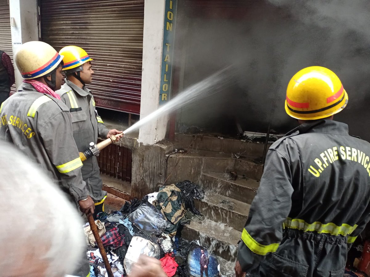 lucknowfire's tweet image. #लखनऊ - FS आलमबाग के अंतर्गत , रामनगर(PS मानक नगर) कपड़ों की दुकान में आग लगने की सूचना मिलते ही तत्काल FS यूनिट ने मौके पर पहुंचकर आग को पूर्ण रूप से बुझा दिया , कोई जनहानि नहीं हुई।
#WeServeToSave
@fireserviceup @lkopolice @Uppolice @UPGovt @112UttarPradesh @cfo_lko