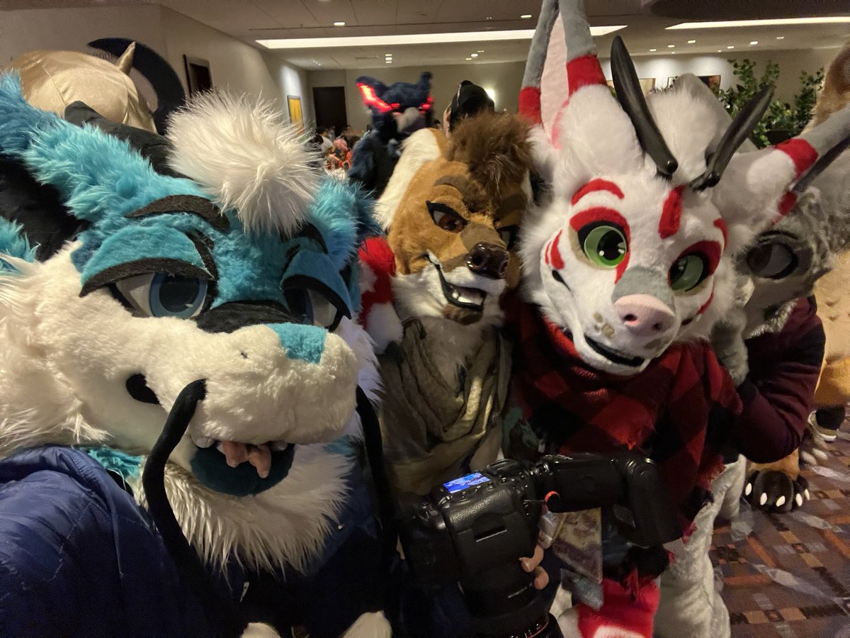I love seeing yall every time we can at a con 😭 trying to manifest the og MFF tradition where we get dinner 🥺 
<a href="/LaPatte_Arts/">LaPatte</a>