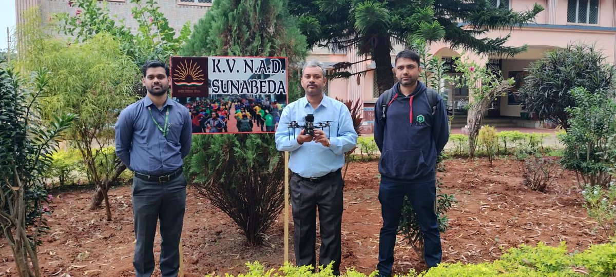 IN_DCP's tweet photo. On the occasion of #NavyDay23, #NAD #Sunabeda organised a #Drone show and presentation on #DroneTechnology at #KendriyaVidyalaya, NAD Sunabeda on #04Dec23. Students were also motivated to join #IndianNavy, learn and adopt new technologies.
#IndianNavy
#DefenceCivilians https://t.co/klULuytAc3