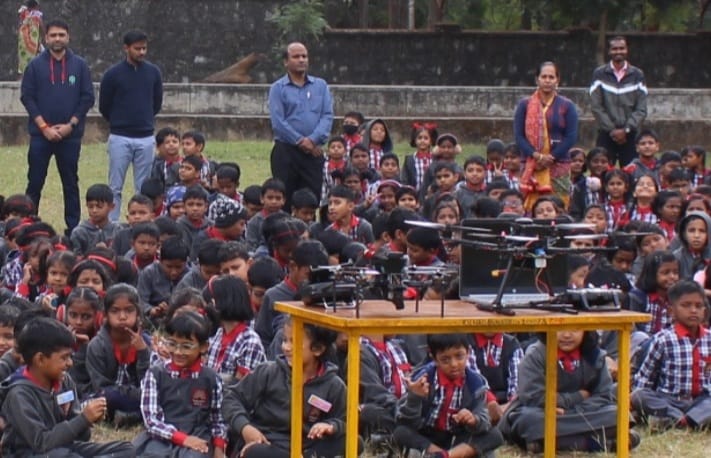 IN_DCP's tweet photo. On the occasion of #NavyDay23, #NAD #Sunabeda organised a #Drone show and presentation on #DroneTechnology at #KendriyaVidyalaya, NAD Sunabeda on #04Dec23. Students were also motivated to join #IndianNavy, learn and adopt new technologies.
#IndianNavy
#DefenceCivilians https://t.co/klULuytAc3