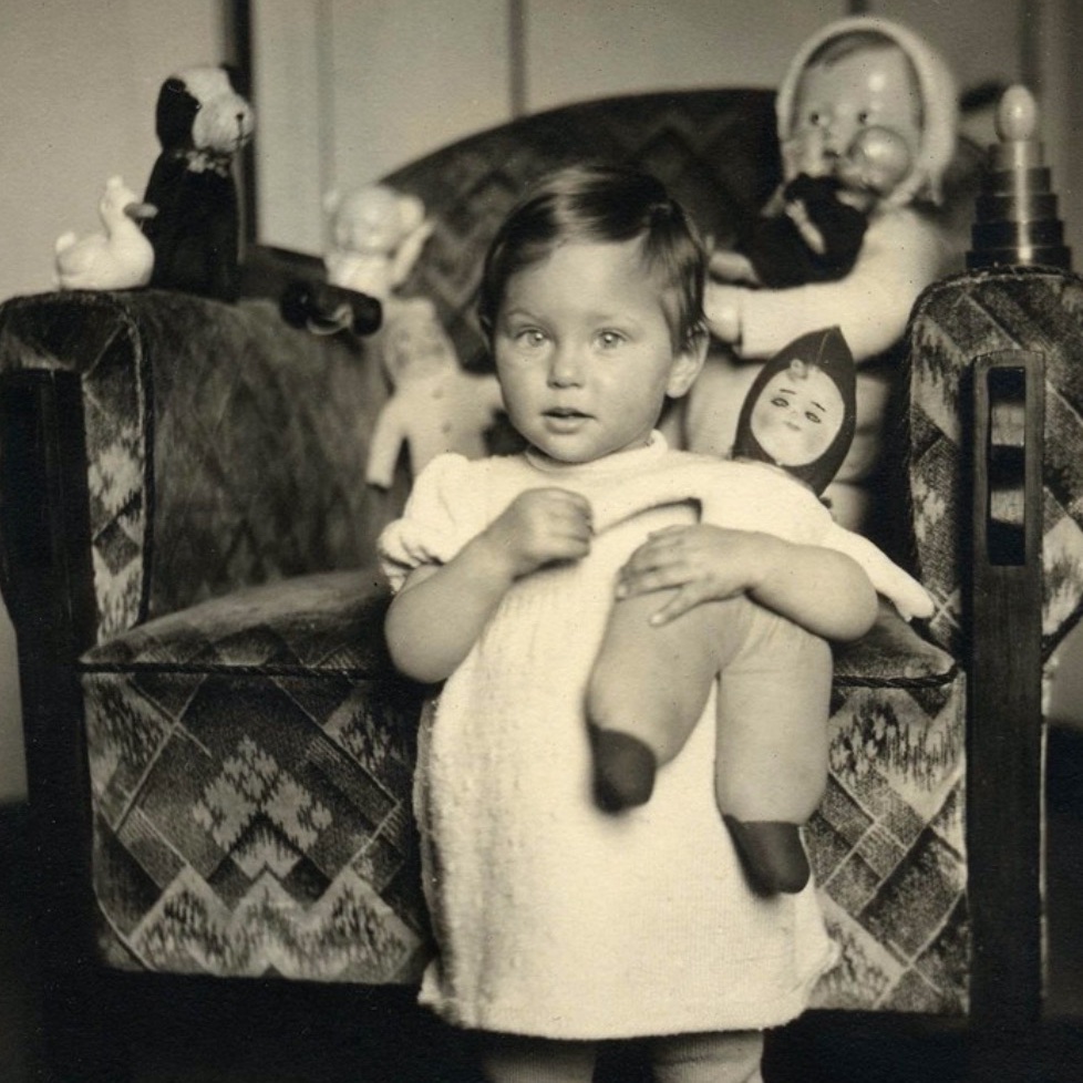 4 December 1939 | A Jewish girl Magdalena Dora Blau was born in Rotterdam in the Netherlands to Fritz and Mina. 

On 11 August 1942 she was murdered in a gas chamber at the #Auschwitz II-Birkenau camp.