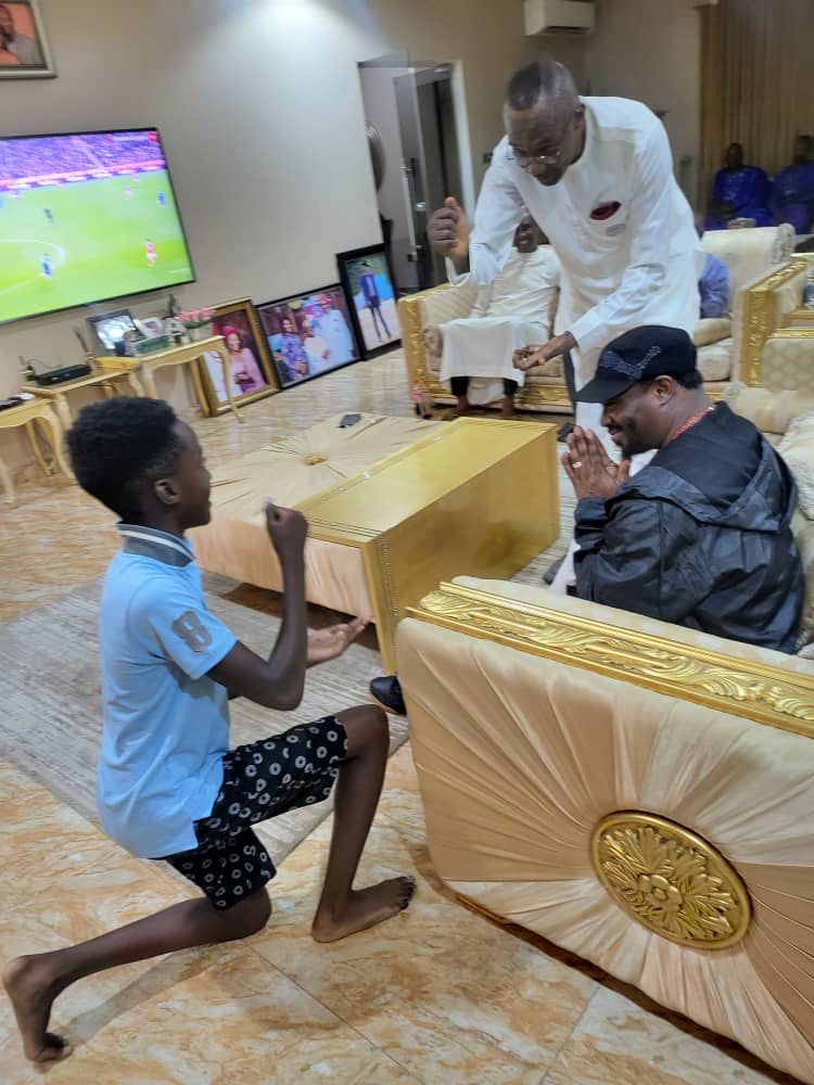 On Saturday 2nd December, 2023, I played host to His Royal Majesty, the Dein of Agbor, Dein Benjamin Kiagbokuzi Ikenchukwu (CON).
Picture 2 is me schooling my son, Ewerime on the traditions of the Great Ancient Kingdom of Agbor.