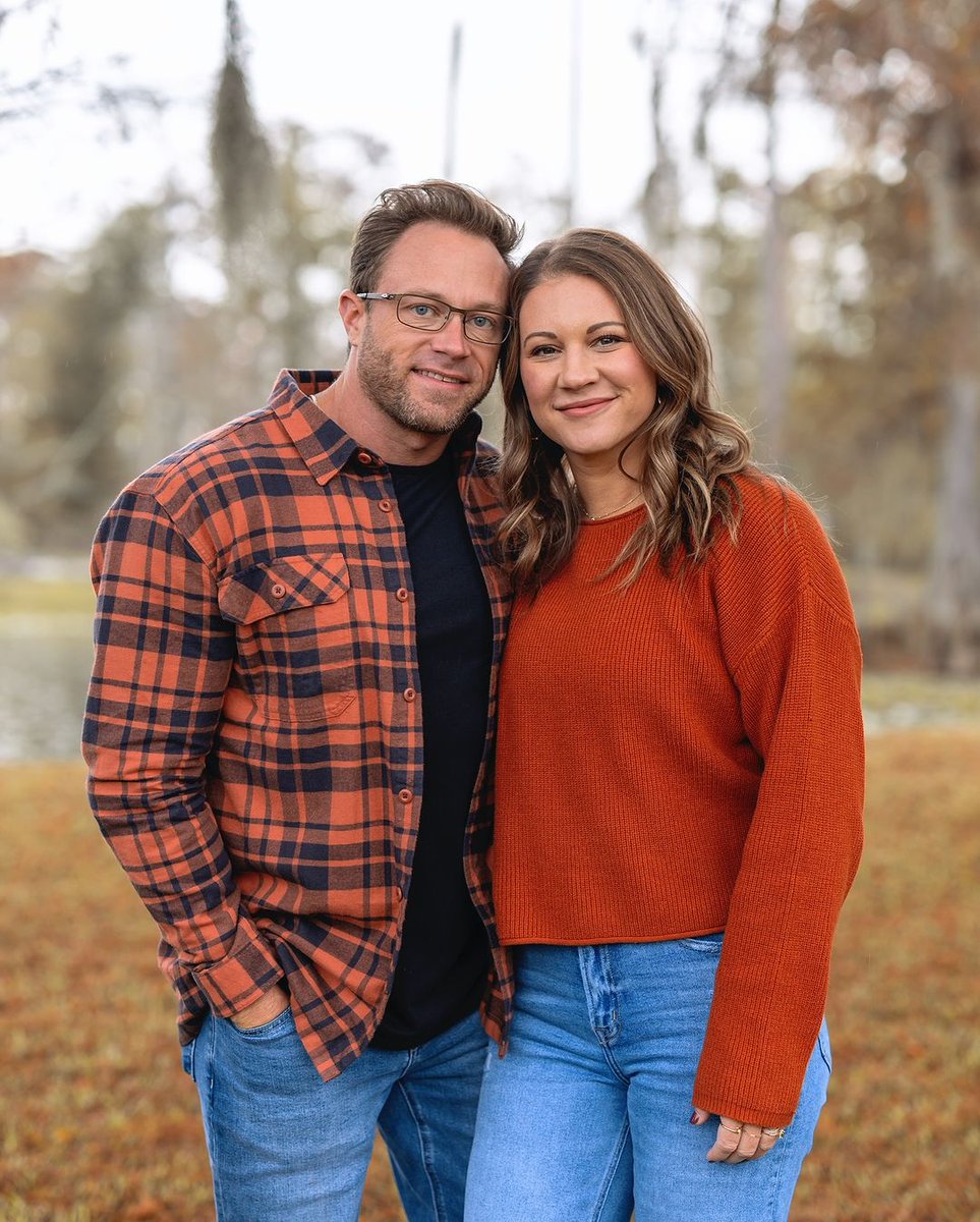 DKissTV's tweet photo. ¡¡Últimas fotos familiares de los Busby en estampa otoñal, 🍂 porque seguro que la próxima será navideña!! 🎄🎅🏻 Siempre conjuntados 🍁#itsabuzzworld #outdaughtered https://t.co/ipXGXuu423