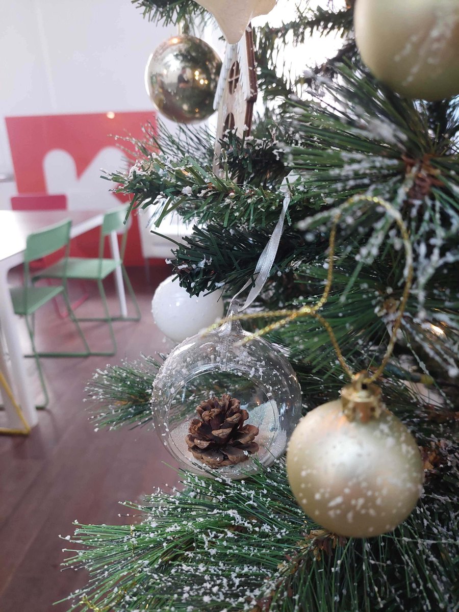 Il reste à peine une 20aine de jours avant 🎁🎄 🎅
Il est donc temps de partager un peu de la magie de noël qui s'installe tout doucement dans les bureaux de Kamp'n