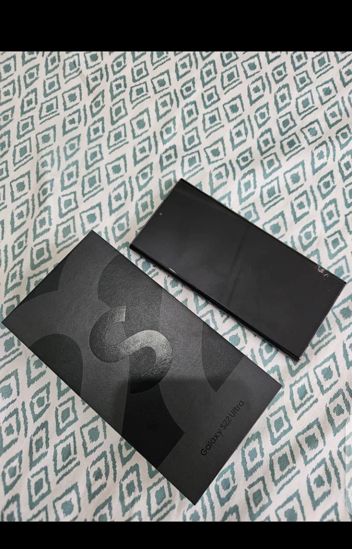 budgeTTechZed's tweet photo. S22 ultra 256gb three months old 
Boxed 
Only k10000 https://t.co/XrMMnwmlUX