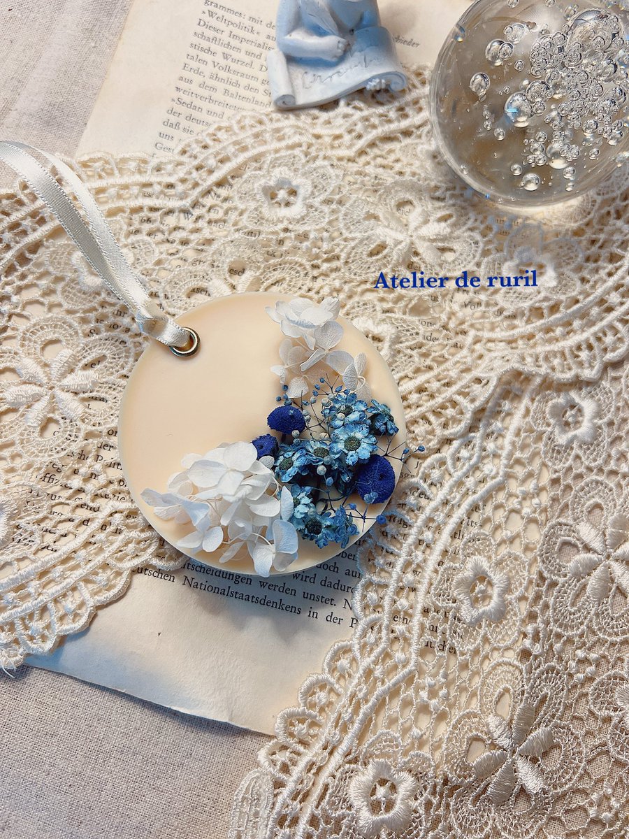 Atelier de ruril concept waxtablet
: 𝐖𝐈𝐃𝐄𝐑𝐒𝐓𝐀𝐍𝐃

뮤지컬 비더슈탄트 컨셉타블렛입니다.
흰색과 하늘색 메인컬러로 하고 포인트로 
네이비컬러의 꽃을 사용했습니다.
좋은 선물 되셨길 바랍니다 :)

📮주문제작 문의는 DM
#시데레우스 #컨셉캔들 #아뜰리에_드_루릴