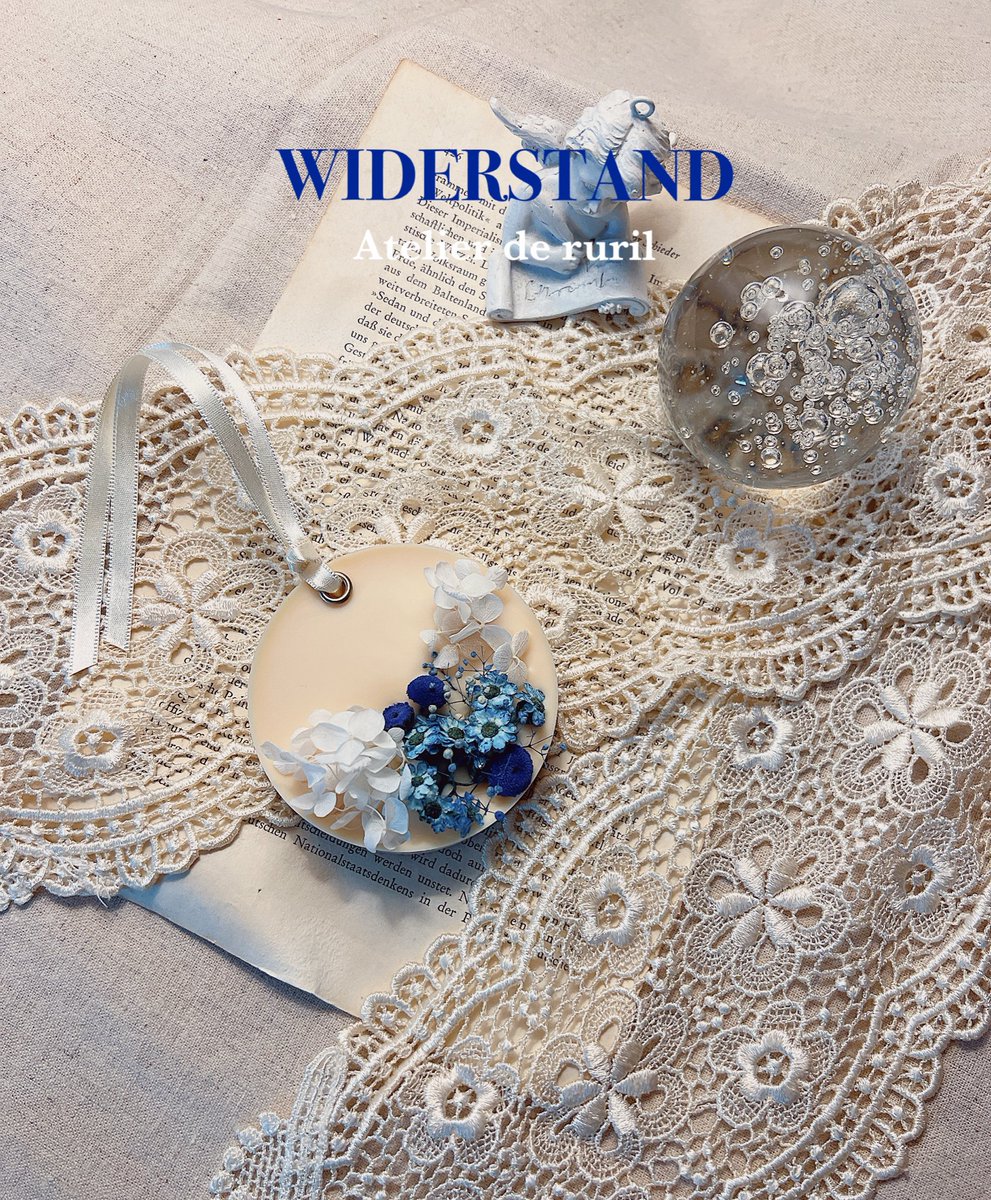 atelierderuril's tweet photo. Atelier de ruril concept waxtablet
: 𝐖𝐈𝐃𝐄𝐑𝐒𝐓𝐀𝐍𝐃

뮤지컬 비더슈탄트 컨셉타블렛입니다.
흰색과 하늘색 메인컬러로 하고 포인트로 
네이비컬러의 꽃을 사용했습니다.
좋은 선물 되셨길 바랍니다 :)

📮주문제작 문의는 DM
#시데레우스 #컨셉캔들 #아뜰리에_드_루릴 https://t.co/SBFarcXUbK