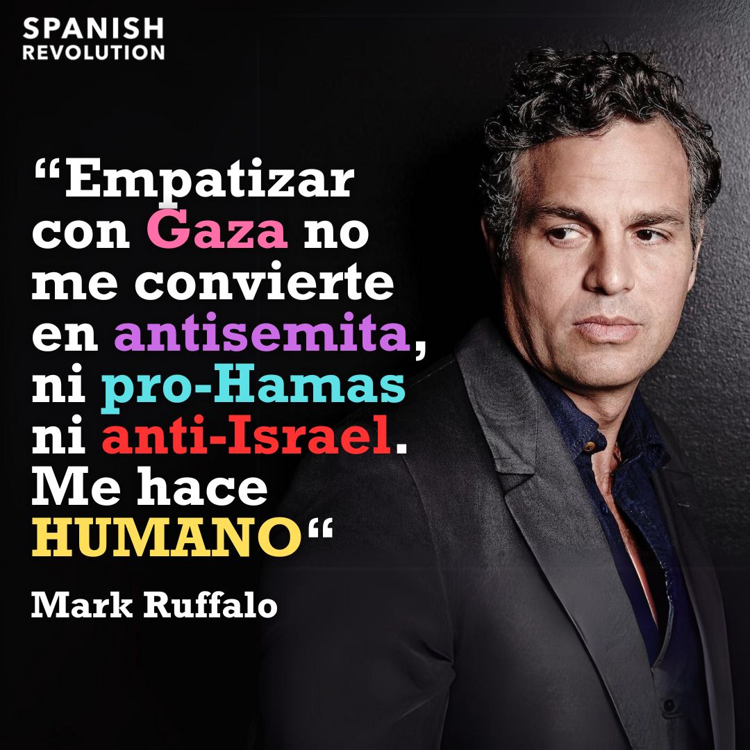 Spanish_Revo's tweet photo. Las personas que nos solidarizamos con Gaza o que denunciamos las acciones de Israel somos rápidamente etiquetadas como antisemitas o pro-Hamas. Esta táctica, utilizada tanto por individuos "pro-Israel" como por voluntarios directamente reclutados por el gobierno de Israel para la "guerra de medios sociales" (esto puede sonar fuerte, pero nosotros/as mismos/as, en Spanish Revolution, hemos recibido mails y DM intentando reclutarnos para la 'causa' israelí").

El actor Mark Ruffalo se identificó con un artículo escrito por el autor David Harris Gershon en el que se incluye la frase que destacamos en la imagen. En el texto de Gershon se refuerza la idea de que ser empático con Gaza no equivale a ser antisemita o estar en contra de Israel. Gershon, al relatar su experiencia personal en este tipo de denuncias, menciona haber sido objeto de innumerables acusaciones en Twitter y en comentarios a sus artículos. En respuesta a estos ataques, publicó declaraciones en Twitter que recibieron un apoyo abrumador, lo que refleja que muchas personas han experimentado ataques similares.

Esta estrategia contra toda clase de apoyo a Gaza no solo afecta a celebridades y periodistas, sino también a personas anónimas, y que, irónicamente, al intentar difamar a los disidentes como antisemitas, se diluye el significado del verdadero antisemitismo, un problema aún presente y grave, especialmente en Europa.