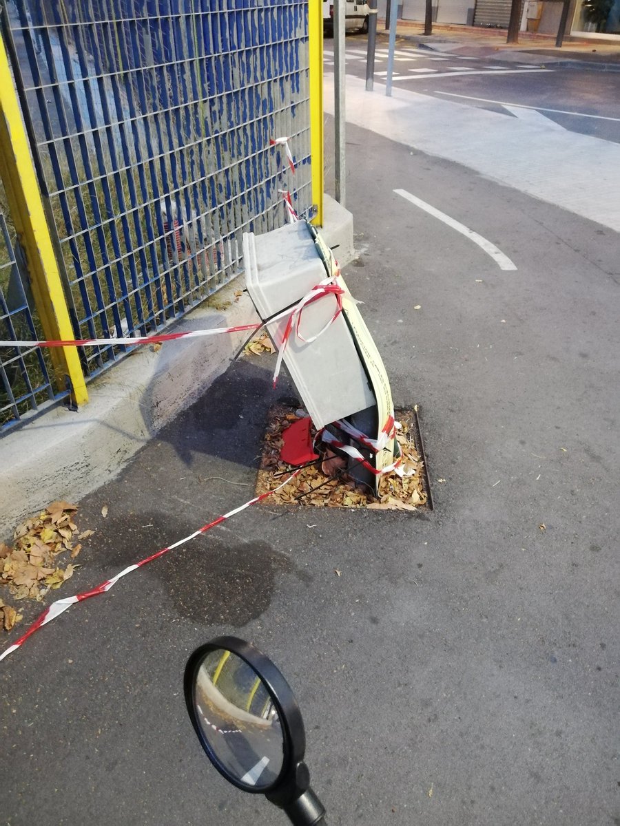 xaviguanke's tweet photo. #Tarragona Pren forma un tros més del #carrilbici de ponent, el + utilitzat. Tots els governs s'han penjat medalles històricament, però mai han tingut "mentalitat de bici" i sempre tenim #bicinyaps igual que a la resta de trossos escampats, que mai més es cuidaran. #tgnenbici https://t.co/9c03t94Fl3
