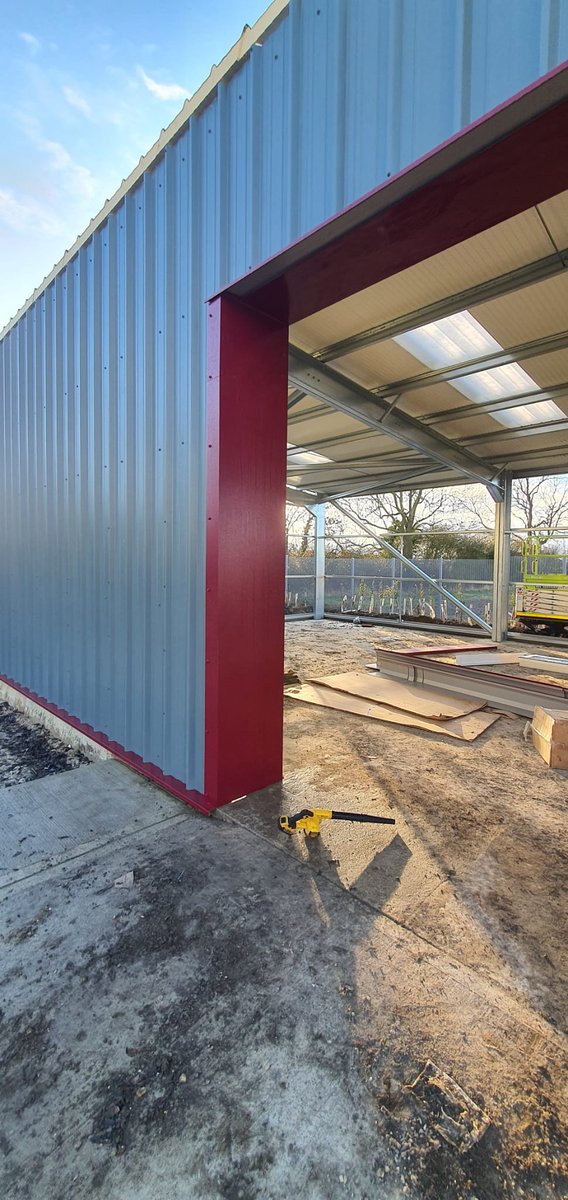 lgs_ltd's tweet photo. Good progress on the latest building at our #lincolnshire site, despite the terrible weather!

#LGS #LGSProjects #coldrolled #steelframed #lightindustrial #repeatbusiness #construction https://t.co/FxIiUAi9Am