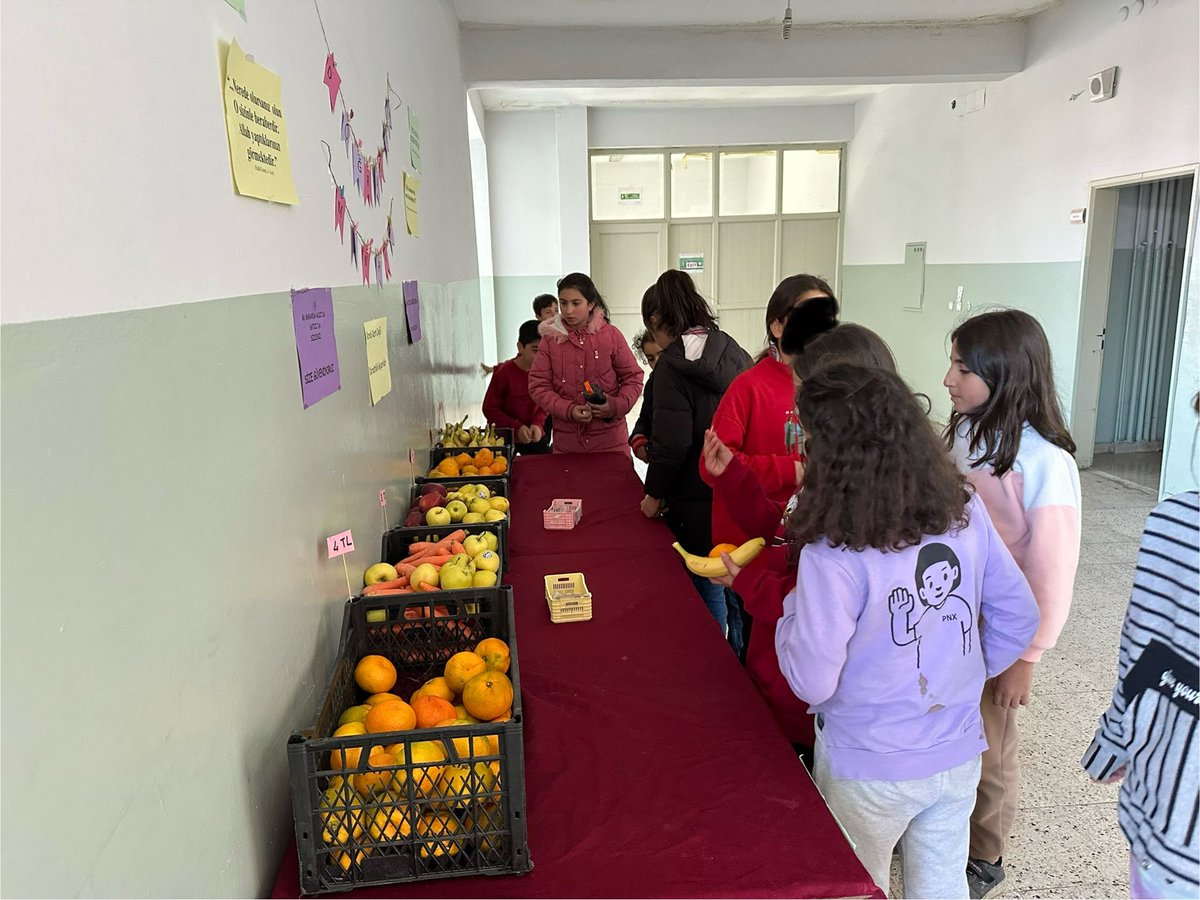 fatihilkorta's tweet photo. ÇEDES projesiyle farkındalık oluşturmak için Kudüs ile alakalı etkinlikler yapıldı, öğretmenlerimiz tarafından hazırlanan "Doğruluk Manavı" projesiyle öğrencilerimizin bilinç kazanmaları hedeflenmiştir. Elde edilen gelir Filistin'e gönderilecektir. @horasanmem25 @s__karakurt https://t.co/dZ4M1wov6t